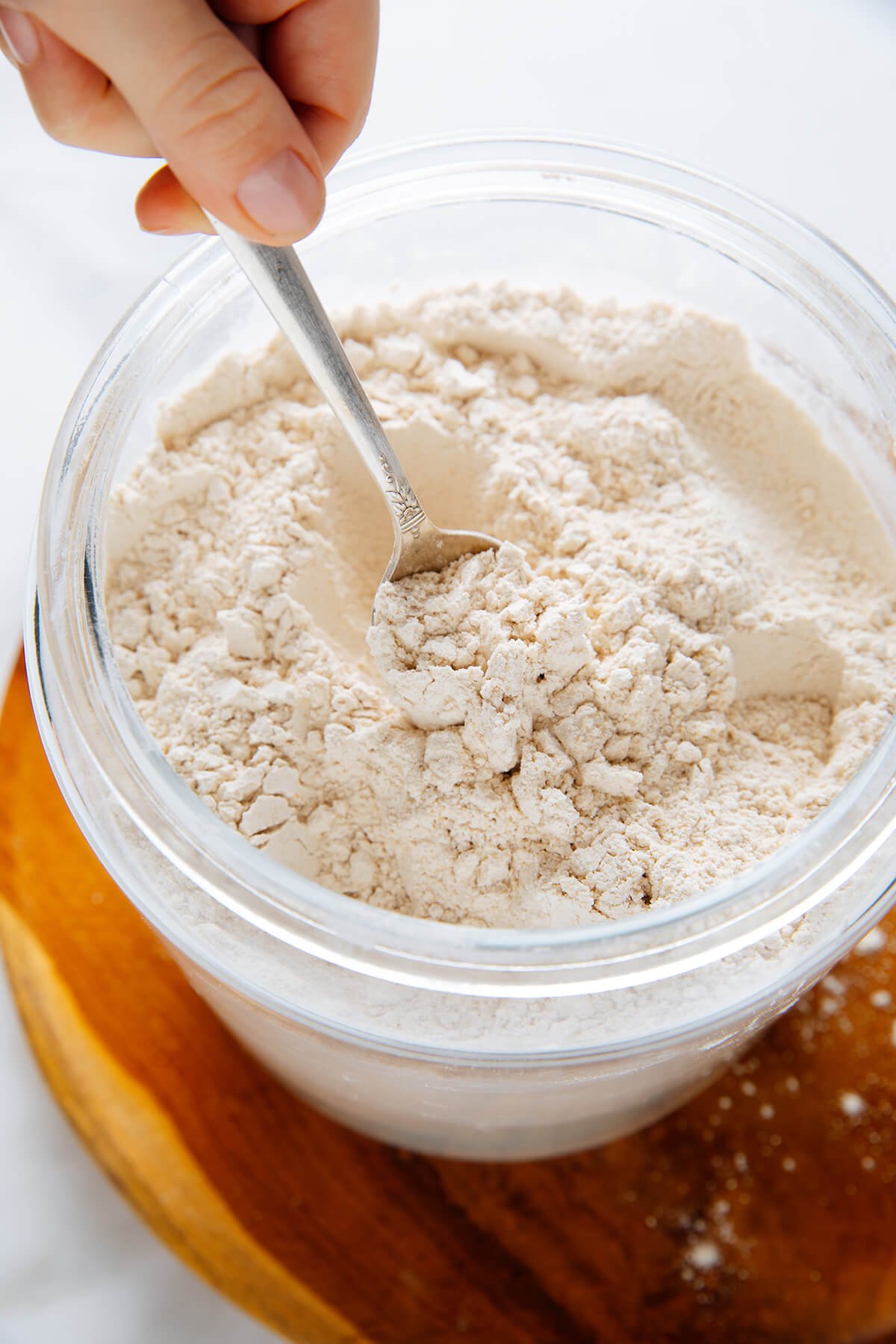 how to spoon flour from container